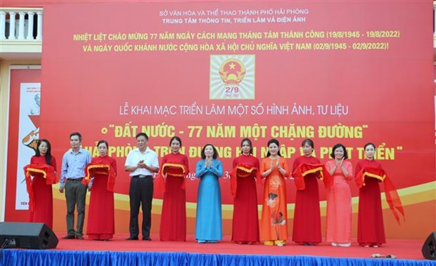 Hai Phong exhibition highlights national development achievements hinh anh 1