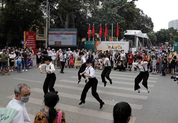 Hanoi extends Hoan Kiem pedestrian spaces during holiday hinh anh 1