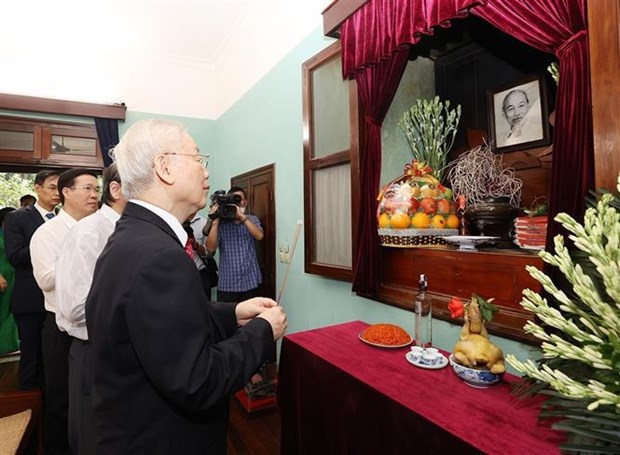 Party chief offers incense to late President Ho Chi Minh hinh anh 1
