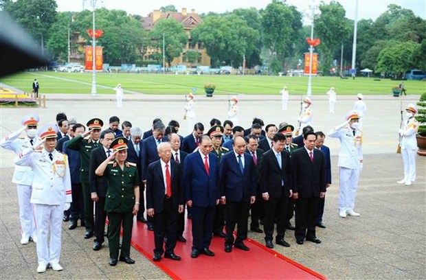 Party, State leaders pay tribute to late President Ho Chi Minh hinh anh 1