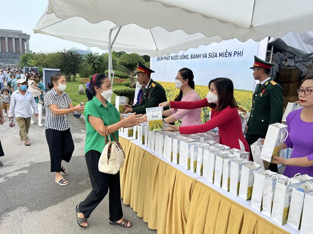Gifts to visitors to Ho Chi Minh Mausoleum on National Day hinh anh 1