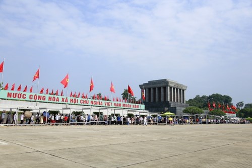 Ho Chi Minh Mausoleum sees nearly 29,000 visitors on National Day hinh anh 1
