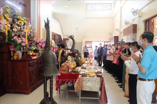 Vietnamese in Thailand offer incense to commemorate President Ho Chi Minh hinh anh 1