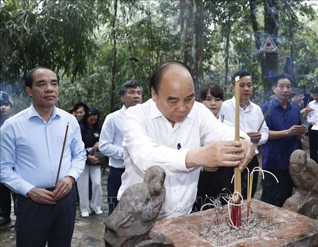 President offers incense at revolution cradle in Tuyen Quang hinh anh 1