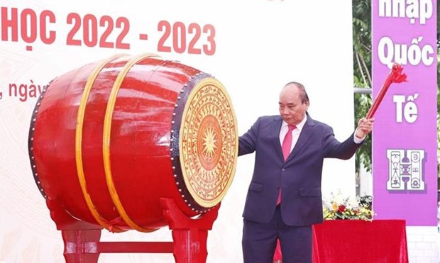 President beats drum to launch 2022-2023 academic year at high school in Hanoi hinh anh 1
