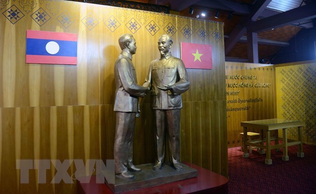 Lao press spotlights Vietnam-Laos relations on diplomatic anniversary hinh anh 1