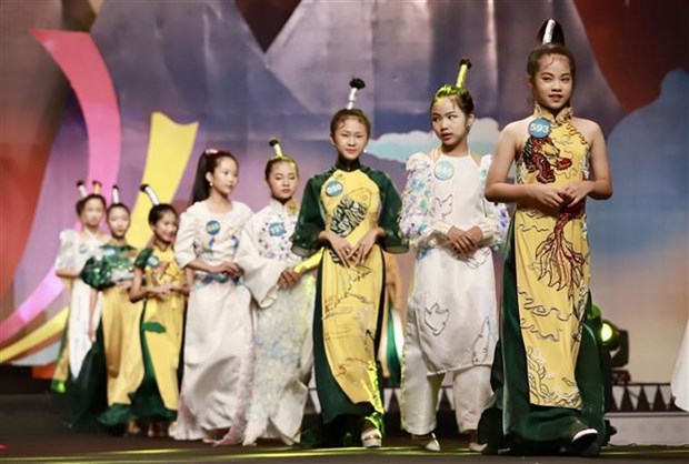 First Vietnamese Children’s “Ao Dai” Festival held in Phu Tho hinh anh 2