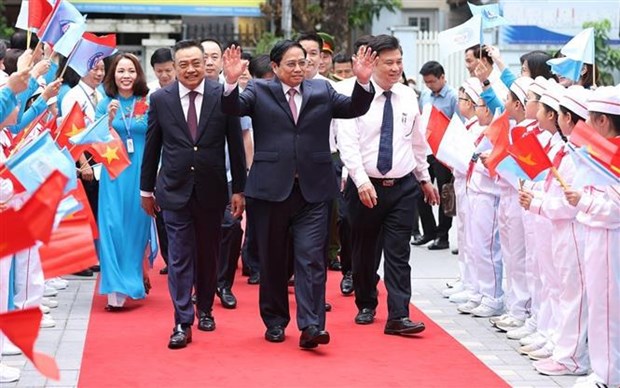 Prime Minister attends new school year ceremony at primary school in Hanoi hinh anh 2