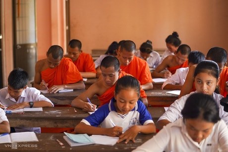 Cambodian newspaper highlights free Khmer language teaching in Vietnam hinh anh 1