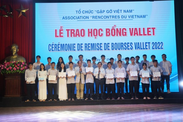 Vallet scholarships granted to more than 120 students in Nghe An hinh anh 1