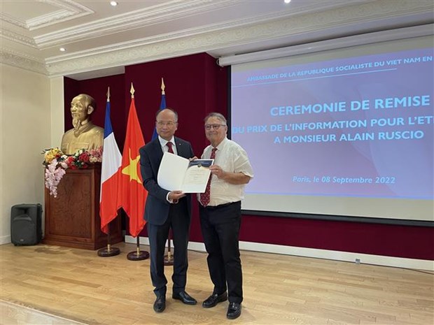 National external information service award presented to French historian hinh anh 1