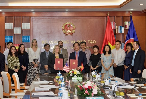 Education ministry, USAID sign first MOU to improve Vietnam's higher education hinh anh 1