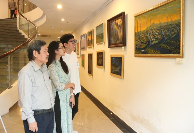 Exhibition introduces paintings by retired Vietnam News Agency journalists hinh anh 1