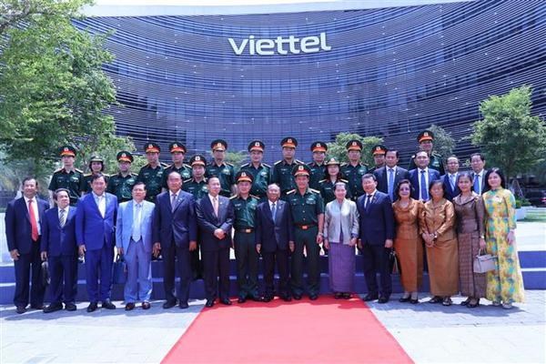 Cambodian NA leader visits Viettel hinh anh 2