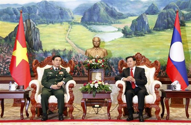 Lao leaders welcome visiting defence minister of Vietnam hinh anh 1