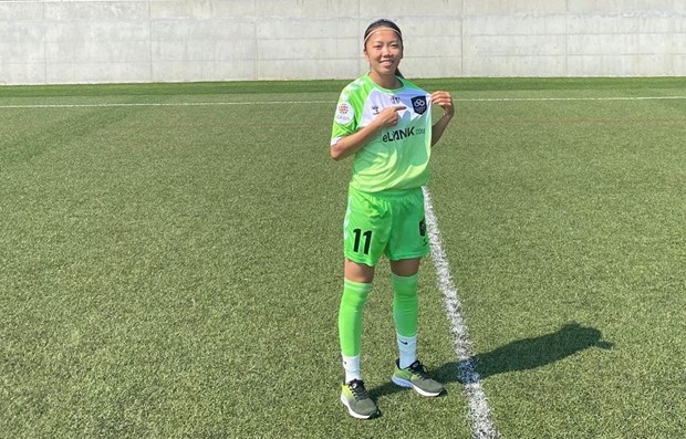 Huynh Nhu makes history as first female footballer abroad hinh anh 1
