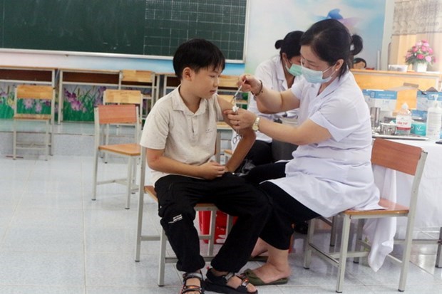MoH urges strict disease monitoring, faster COVID-19 vaccinations hinh anh 1