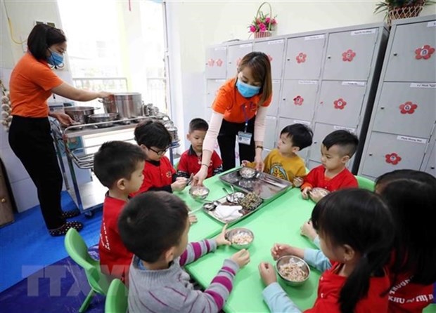 Pre-school students have health checks, get access to English in new school year hinh anh 1