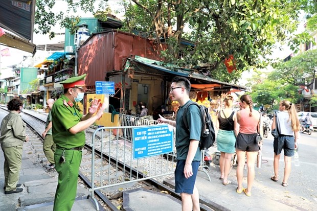 Hanoi's authorities begin enforcing closure of train track coffee shops hinh anh 1