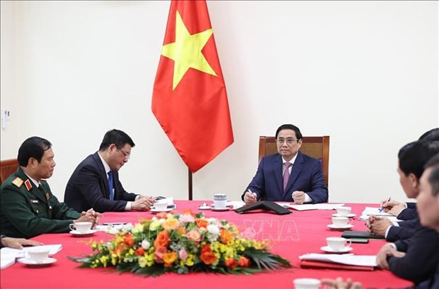 PM holds phone talks with Chinese counterpart hinh anh 1