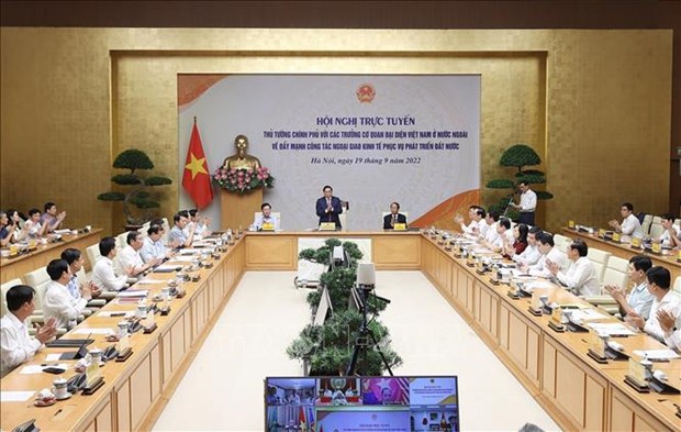 PM chairs teleconference with heads of Vietnamese representative agencies abroad hinh anh 1