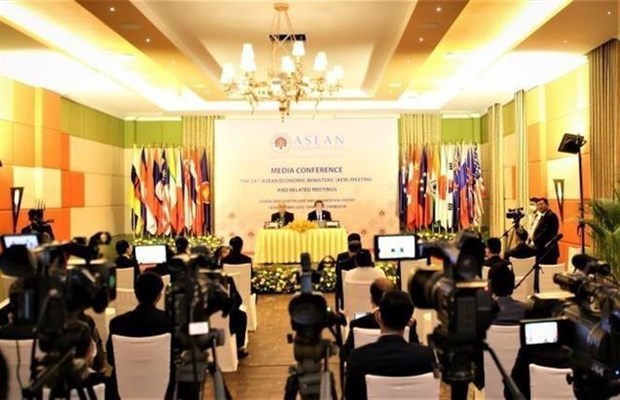 Vietnam makes active contributions to AEM-54, related meetings hinh anh 2