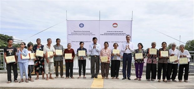 Charitable houses presented to poor households along Vietnam-Cambodia border hinh anh 1