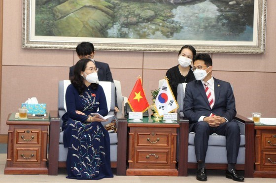 HCM City steps up cooperation with RoK’s Busan hinh anh 2