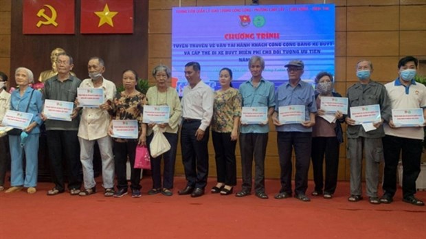 HCM City offers free smart bus cards for elderly hinh anh 1