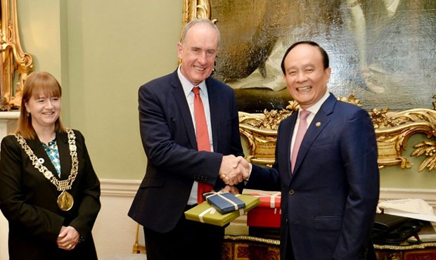 Hanoi intensifies cooperation with UK, Irish localities hinh anh 1