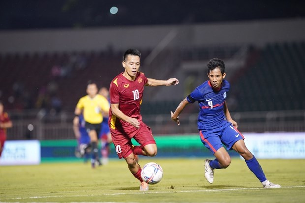 Vietnam win 4 - 0 over Singapore in friendly football match hinh anh 1
