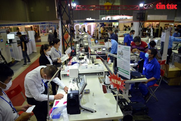 Int'l textile & garment exhibition underway in HCM City hinh anh 1