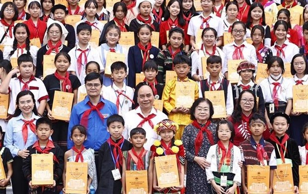 President meets outstanding children from ethnic groups hinh anh 1