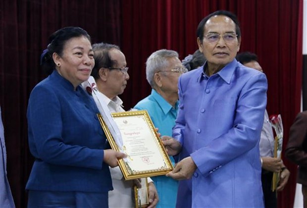 Laos honours winners of writing contest on special relations with Vietnam hinh anh 1
