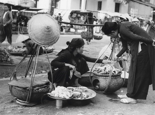 Exhibition features Hanoi’s street vendors before 1930 hinh anh 1