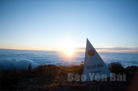 Yen Bai launches tours to conquer two of highest mountains in Vietnam hinh anh 1
