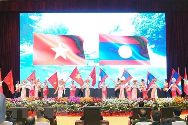 Lao newspaper hails diplomatic ties of Vietnam, Laos hinh anh 1
