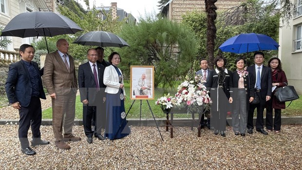 Embassy organises trip paying tribute to President Ho Chi Minh in French cities hinh anh 1
