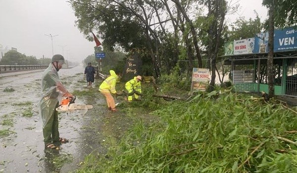 Typhoon Noru keeps central localities awake through the night hinh anh 2