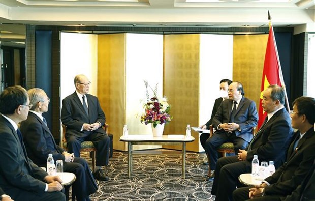 President visits, offers condolences to widow of late PM Abe Shinzo hinh anh 3