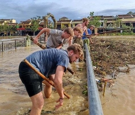Foreign tourists help clean up Hoi An after typhoon Noru hinh anh 1