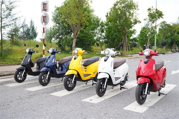 First Evo200 e-scooters of VinFast delivered to customers hinh anh 1