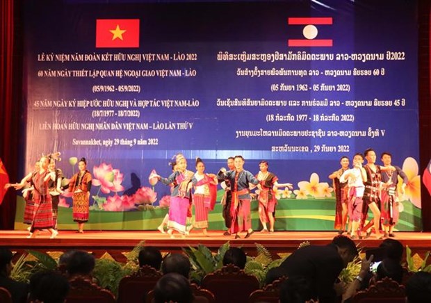 Fifth Vietnam-Laos People Friendship Festival concludes hinh anh 1