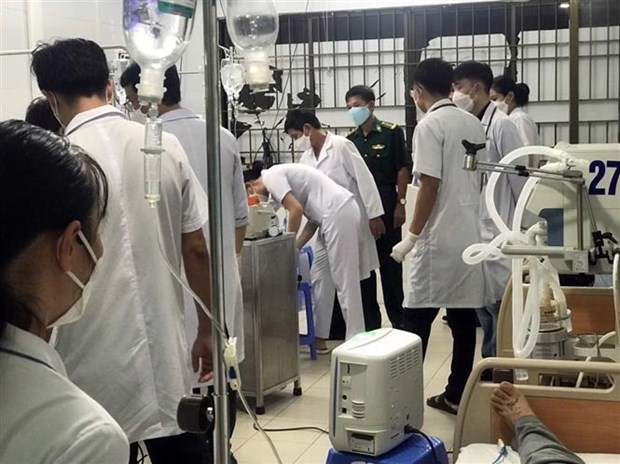 Ba Ria-Vung Tau: nine sailors on Chinese vessel saved in suspected food poisoning hinh anh 1