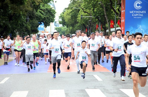 Over 1,500 join Ha Noi Moi Newspaper Run for Peace hinh anh 1