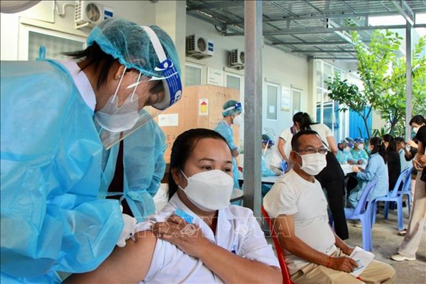 Cambodia's COVID-19 vaccination coverage close to 95% hinh anh 1