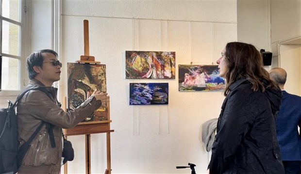 Painting exhibition on Vietnam held in France hinh anh 1