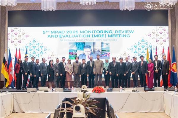 Vietnam attends various ASEAN connectivity events hinh anh 2