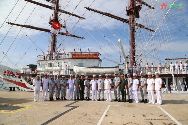 Vietnamese navy ship arrives at Lumut port, beginning Malaysian visit hinh anh 2