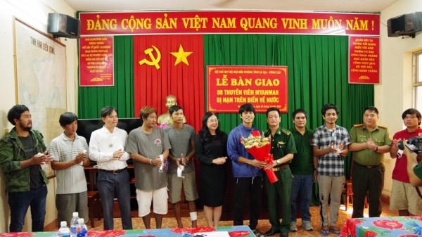 Ba Ria-Vung Tau hands over rescued sailors to Myanmar hinh anh 1